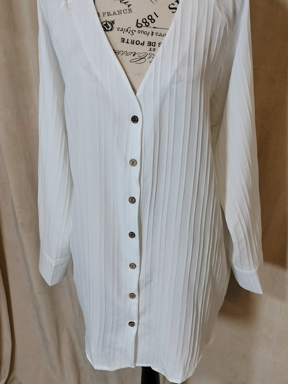 EUC! Women's Ivory V-Neck  3/4 Sleeve Button Front Tunic. Size 2XL